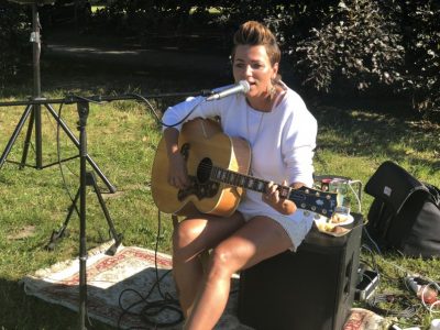 Singer und Songwriter Esthi Kiel unterstützt den soroptimistischen Gedanken und spielt auf dem 7. Weißen Dinner des Club Soroptimist Insel Rügen im Putbuser Park auf.
