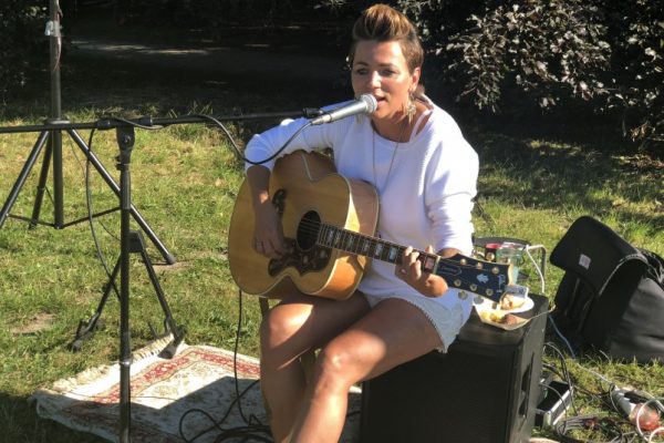 Singer und Songwriter Esthi Kiel unterstützt den soroptimistischen Gedanken und spielt auf dem 7. Weißen Dinner des Club Soroptimist Insel Rügen im Putbuser Park auf.